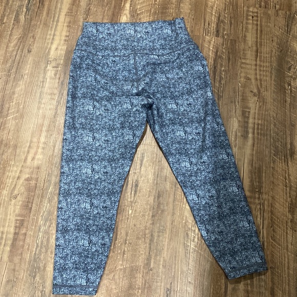 Peloton Cadence Capri Pants Size L - Picture 5 of 7